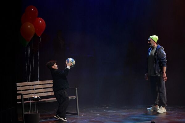 В постановке играет актер Московского театра на Малой Ордынке Михаил Бабичев - Sputnik Абхазия