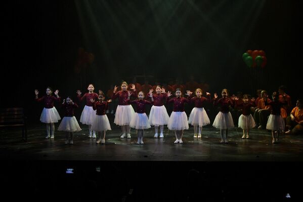 Спектакль адаптирован для зрителей с проблемами слуха — на нем работал переводчик жестового языка - Sputnik Абхазия