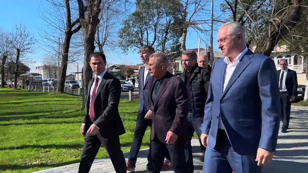 Бадра Гунба и Рустам Минниханов посетили набережную Сухума - Sputnik Абхазия