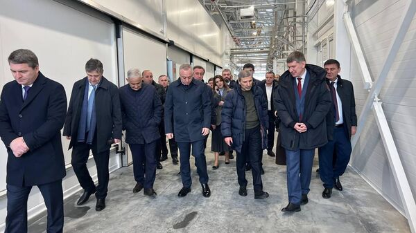 Бадра Гунба и Максим Решетников посетили молочный завод в селе Лабра - Sputnik Аҧсны