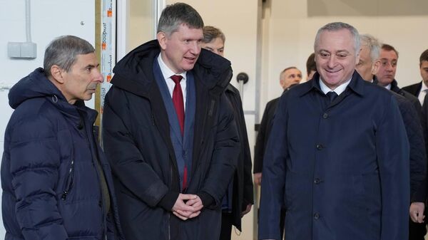 Бадра Гунба и Максим Решетников посетили молзавод в Лабре - Sputnik Абхазия