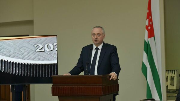 Бадра Гунба поздравил Банк Абхазии с 35-летием со дня основания - Sputnik Абхазия