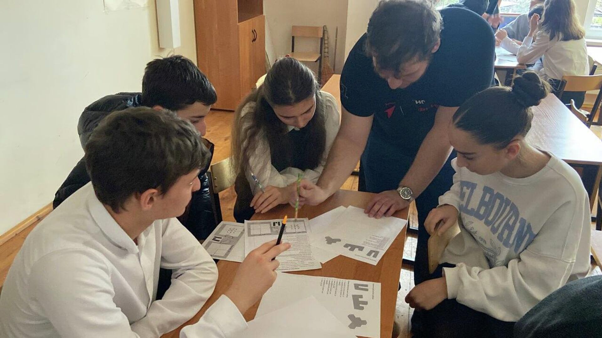 Более 800 школьников приняли участие в проекте Международное ТехноНаставничество в 24 школах Абхазии Более 800 школьников приняли участие в проекте Международное ТехноНаставничество в 24 школах Абхазии - Sputnik Абхазия, 1920, 01.03.2026