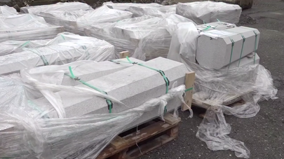 Партия гранита и фонарей для набережной прибыла в Сухум из Башкортостана