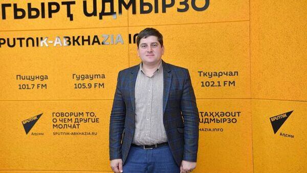 Гәынба еиҭеиҳәеит 2026 шықәсазы Тҟәарчалтәи атеатр арепертуари агастрольқәеи зеиԥшроу - Sputnik Аҧсны