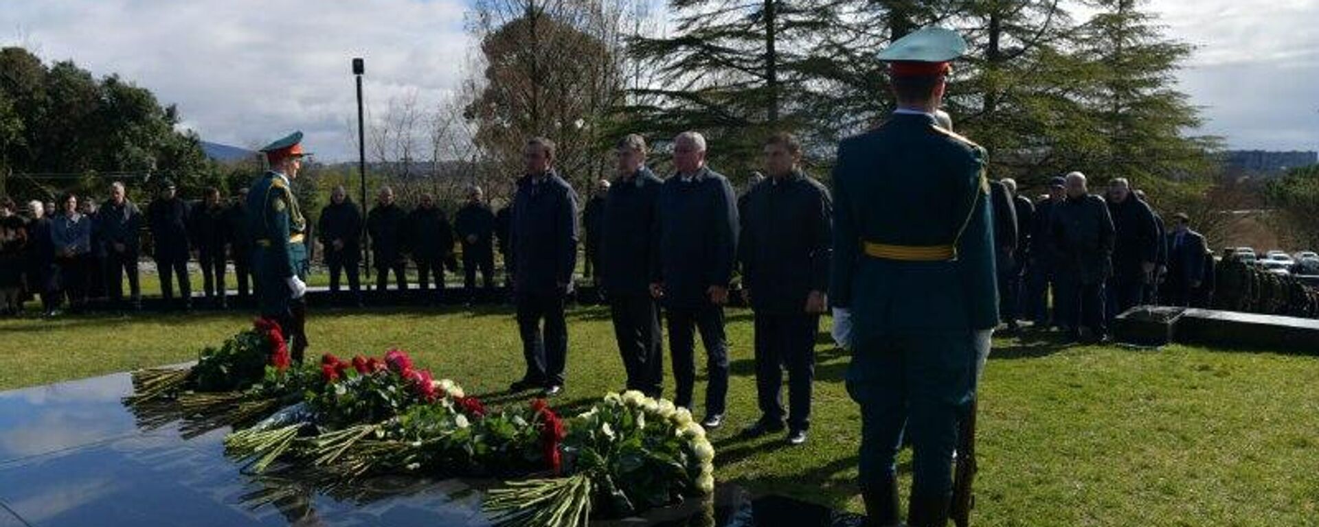 Бадра Гунба почтил память первого президента Владислава Ардзинба в Нижней Эшере - Sputnik Абхазия, 1920, 04.03.2026