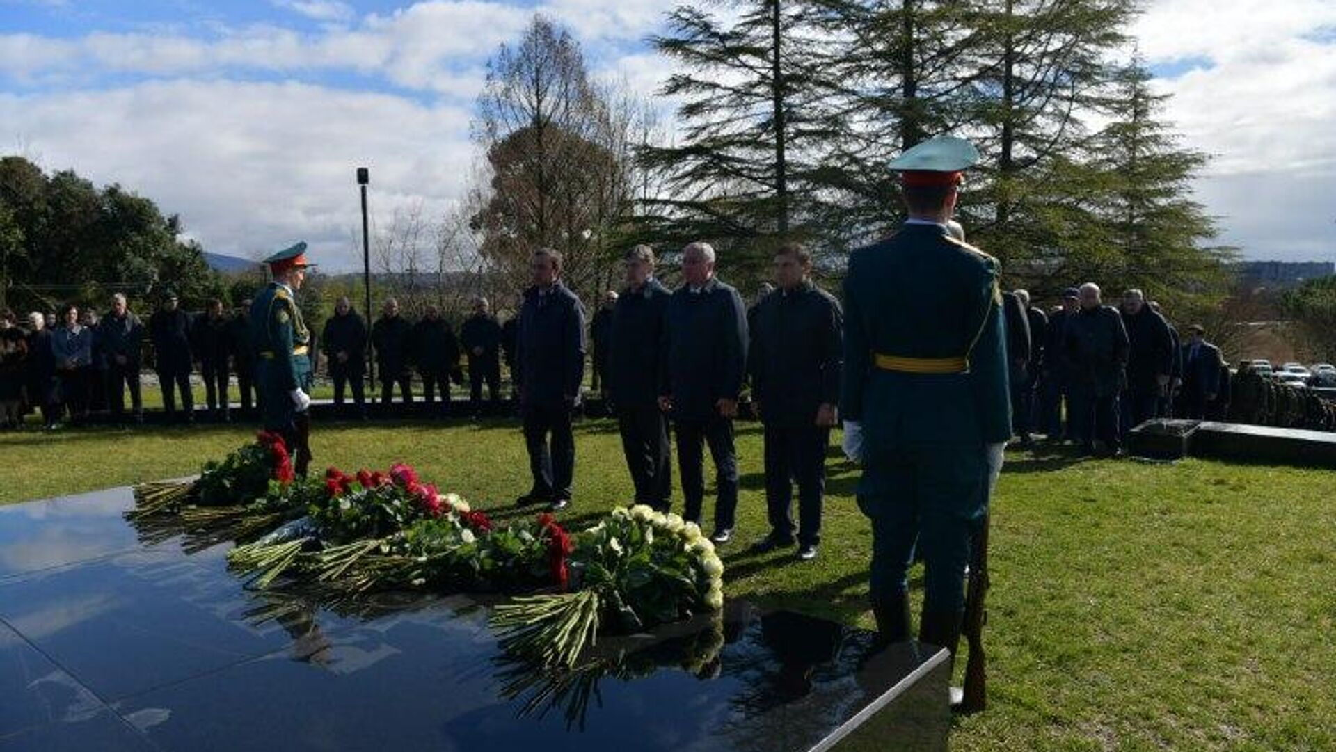 Бадра Гунба почтил память первого президента Владислава Ардзинба в Нижней Эшере Бадра Гунба почтил память первого президента Владислава Ардзинба в Нижней Эшере - Sputnik Абхазия, 1920, 04.03.2026