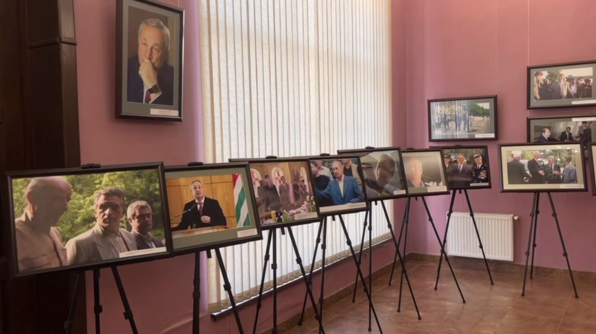 Выставка памяти первого и второго президентов открылась в Сухуме Выставка памяти первого и второго президентов открылась в Сухуме - Sputnik Аҧсны, 1920, 04.03.2026