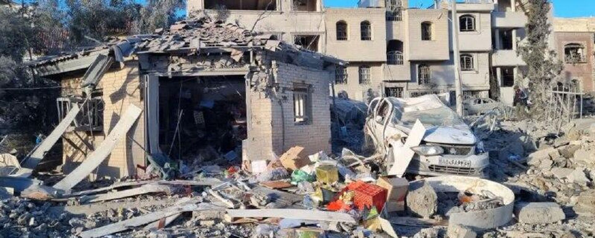 Не менее 20 человек погибли при атаке США и Израиля на пригород Шираза на юге Ирана - Sputnik Абхазия, 1920, 06.03.2026