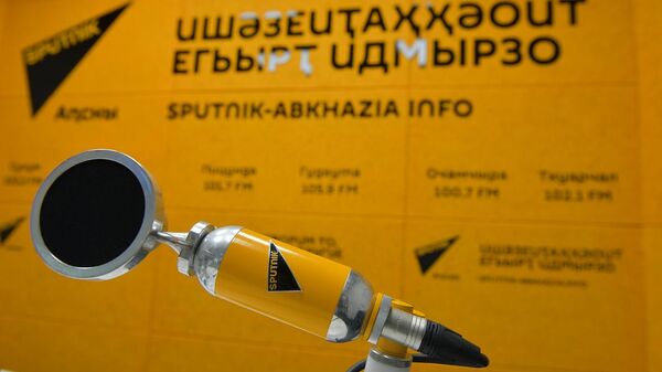 Праздничный концерт в РУСДРАМе: актер и директор Театра на Трубной - Sputnik Абхазия