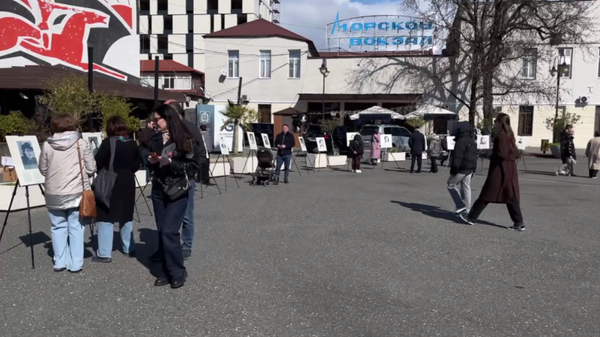 Выставка фотографий Женщины Абхазии, приуроченная к 8 Марта, открылась на площади имени Сергея Багапш в Сухуме. - Sputnik Абхазия