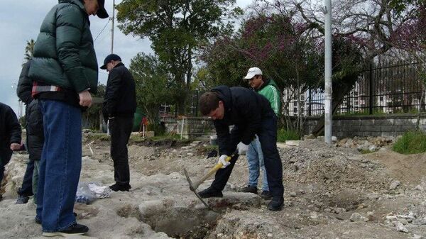 Сроки раскопок на набережной Сухума могут продлить из-за погодных условий, отметил замглавы администрации столицы Константин Тарба - Sputnik Абхазия