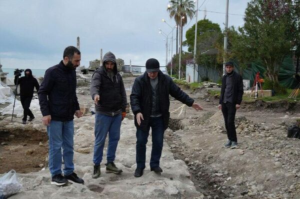 Сроки раскопок на набережной Сухума могут продлить из-за погодных условий, отметил замглавы администрации столицы Константин Тарба - Sputnik Абхазия