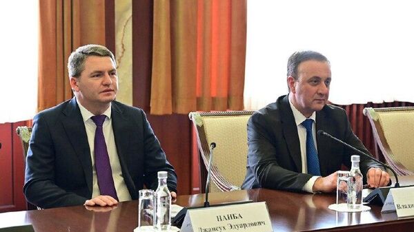 Налаживание авиасообщения между Сухумом и Уфой обсудили премьер-министр Абхазии Владимир Делба и глава Башкортостана Радий Хабиров - Sputnik Абхазия