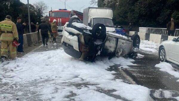 Автомобиль перевернулся на мосту в Гудауте, сообщил Sputnik начальник районного ГАИ Анзор Базба - Sputnik Абхазия