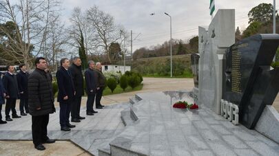 Память первого президента Абхазии Владислава Ардзинба почтили ветераны ОВНА, члены правительства, депутаты и молодежь республики.