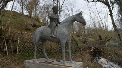 Скульптура всадника скульптора Адгура Капба в с.Джирхуа