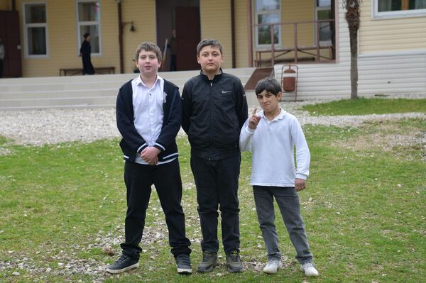 Учителя и ученики хуапской средней школы - Sputnik Абхазия