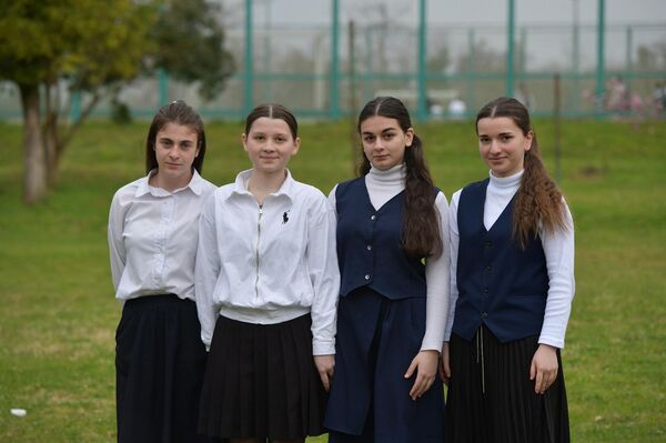 Учителя и ученики хуапской средней школы - Sputnik Абхазия