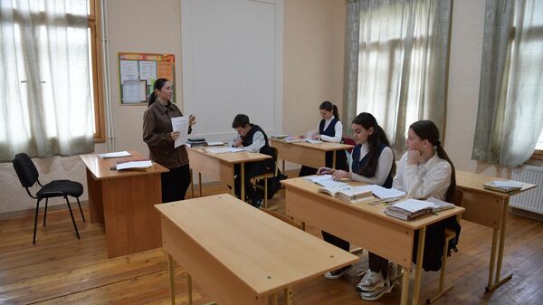 Учителя и ученики хуапской средней школы - Sputnik Абхазия