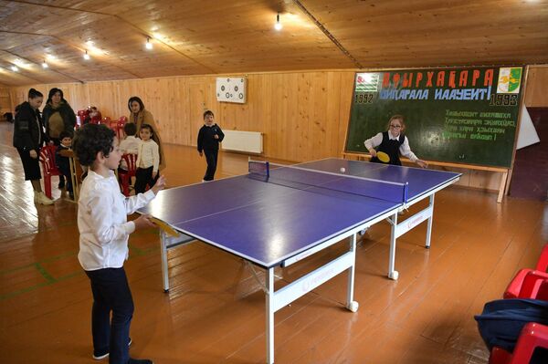 Учителя и ученики хуапской средней школы - Sputnik Абхазия