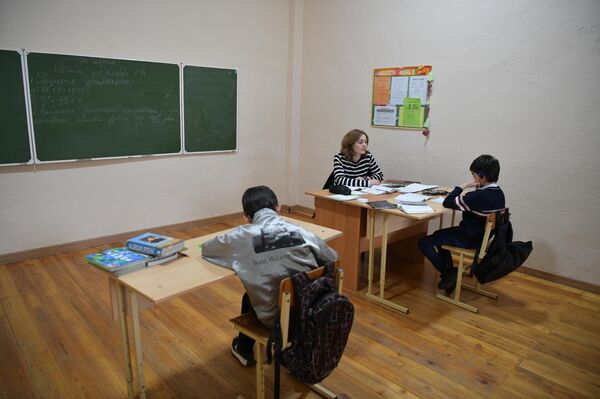 Учителя и ученики хуапской средней школы - Sputnik Абхазия