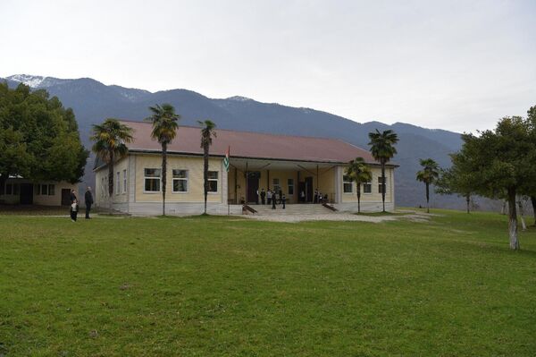 Учителя и ученики хуапской средней школы - Sputnik Абхазия