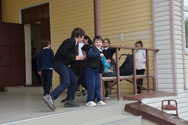 Учителя и ученики хуапской средней школы - Sputnik Абхазия