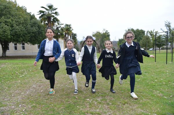 Учителя и ученики хуапской средней школы - Sputnik Абхазия