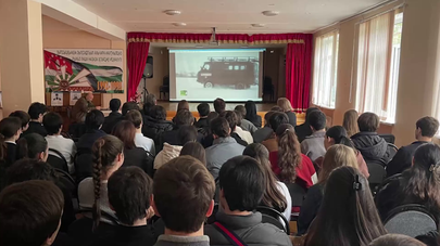 Показ фильма RT Documentary "Позывной "Буханка" и выставка "Люди Мира" состоялись в средней школе №1 им. Шинкуба в Сухуме
