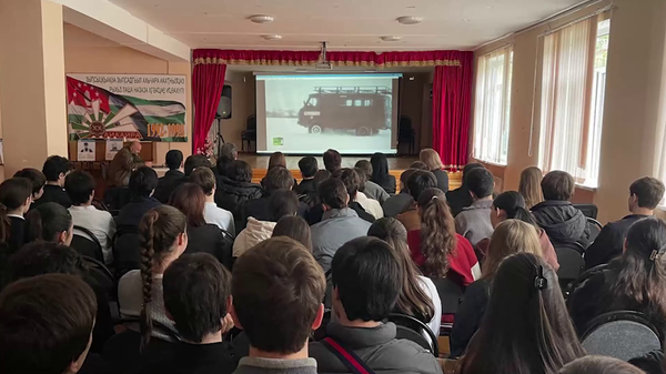 Показ фильма RT Documentary Позывной Буханка и выставка Люди Мира состоялись в средней школе №1 им. Шинкуба в Сухуме
 - Sputnik Абхазия