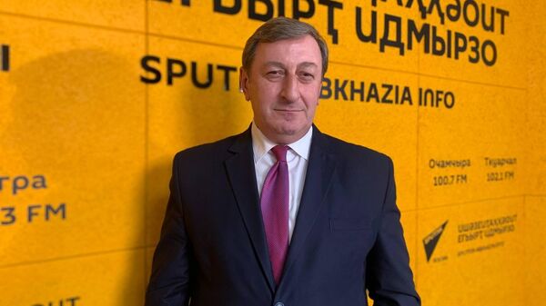 Ашәба еиҭеиҳәеит аҵарауаҩ Владимир Занҭариа аԥсуа литературеи ажурналистикеи рҟны илагала - Sputnik Аҧсны