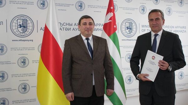 Посол Южной Осетии вручил копии верительных грамот главе МИД Абхазии - Sputnik Абхазия