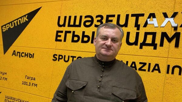 Бутба о помощи гражданам Абхазии по ОМС в России - Sputnik Абхазия