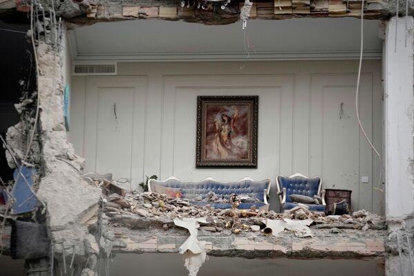 Обломки в разрушенной гостиной в жилом доме - Sputnik Абхазия