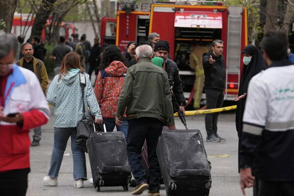 Люди покидают свои дома, собрав часть вещей - Sputnik Абхазия