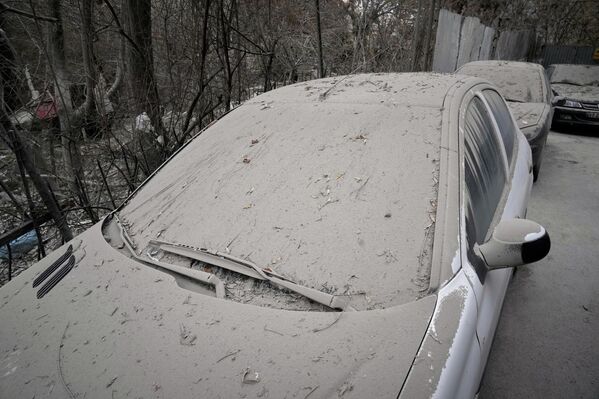 Пыль покрывает припаркованные автомобили  - Sputnik Абхазия