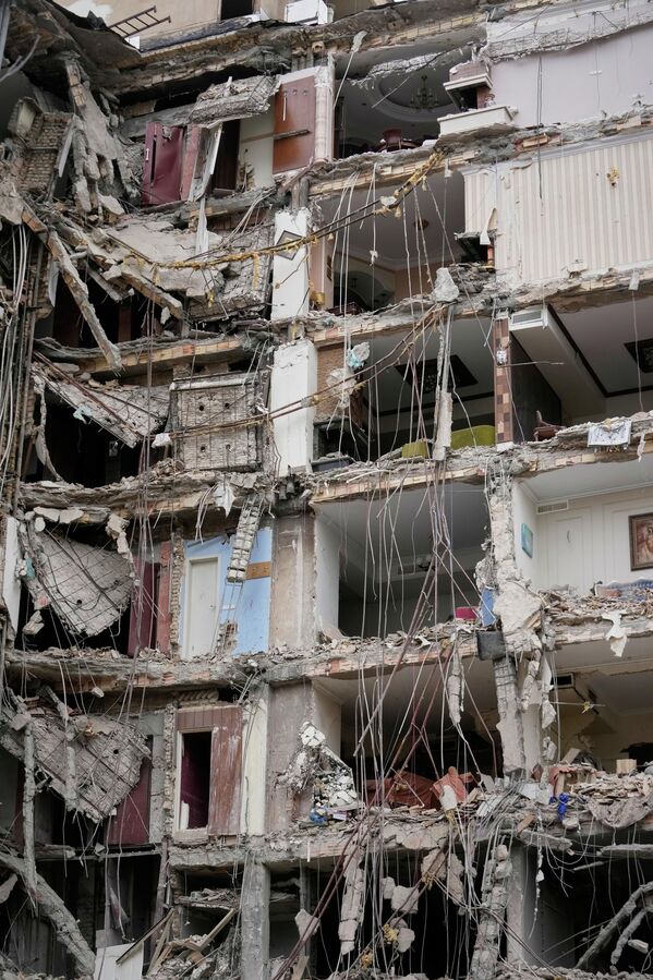 Фасад дома, поврежденного в результате предыдущего удара США и Израиля в Тегеране - Sputnik Абхазия