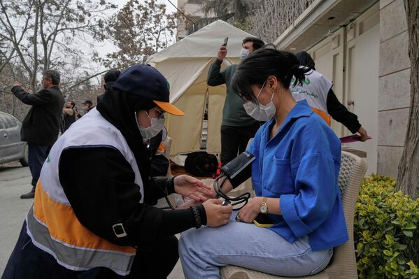 Врач измеряет давление женщины - Sputnik Абхазия