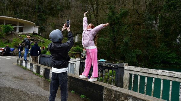 Отдыхающие на голубом озере в РРНП - Sputnik Абхазия