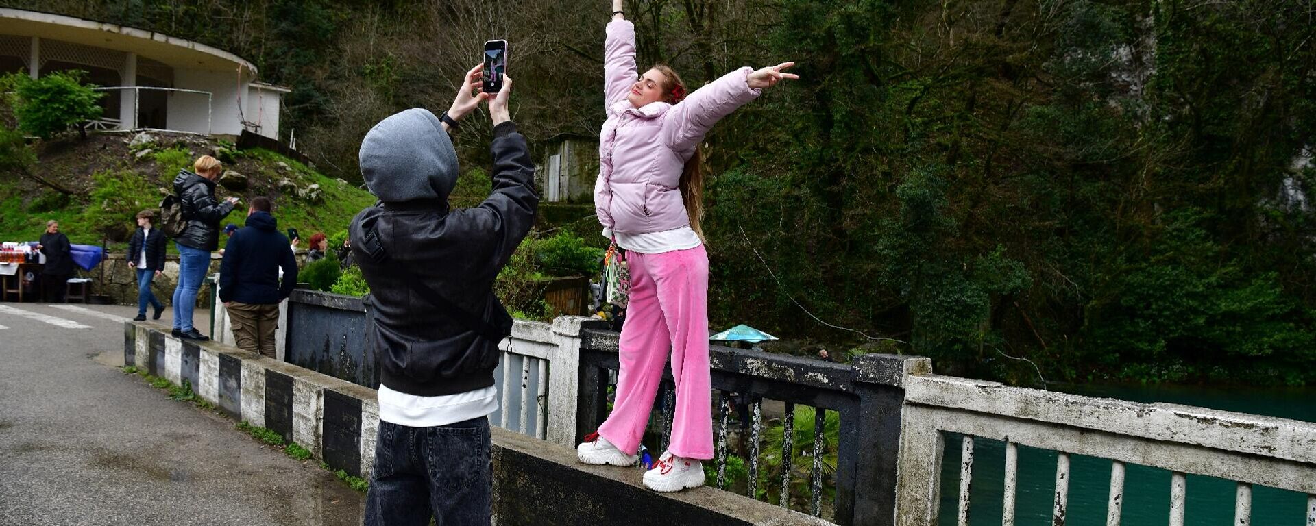 Отдыхающие на голубом озере в РРНП - Sputnik Абхазия, 1920, 01.04.2026