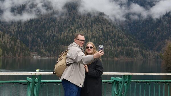 Туристы на оз.Рица - Sputnik Абхазия