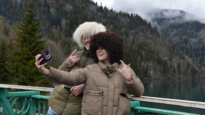 Туристы на оз.Рица