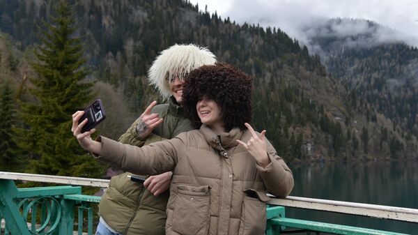 Туристы на оз.Рица - Sputnik Абхазия