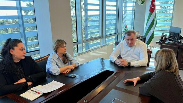 Аҷаҷа атрансплантациа апрограмма зхы алазырхәырц зҭаху апациентцәа рсиа шьақәдыргыларц анапынҵа ҟаиҵеит аминистр Едуард Быҭәба - Sputnik Аҧсны