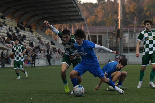 Футболисты сошлись в борьбе за мяч - Sputnik Абхазия