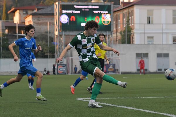 Игрок "Нарта" наносит удар по воротам - Sputnik Абхазия