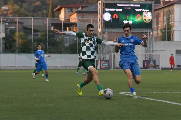 Футболист "Нарта" движется с мячом на ворота соперников - Sputnik Абхазия