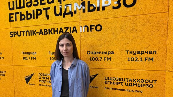 Все лампы, фонари – сюда сбежались…: куда так поэтично приглашает художница Амра Чичибая? - Sputnik Абхазия