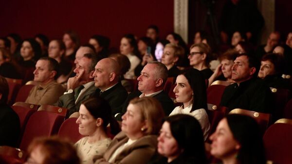 Бадра Гунба и Ирма Хашиг на премьере Голого короля - Sputnik Абхазия